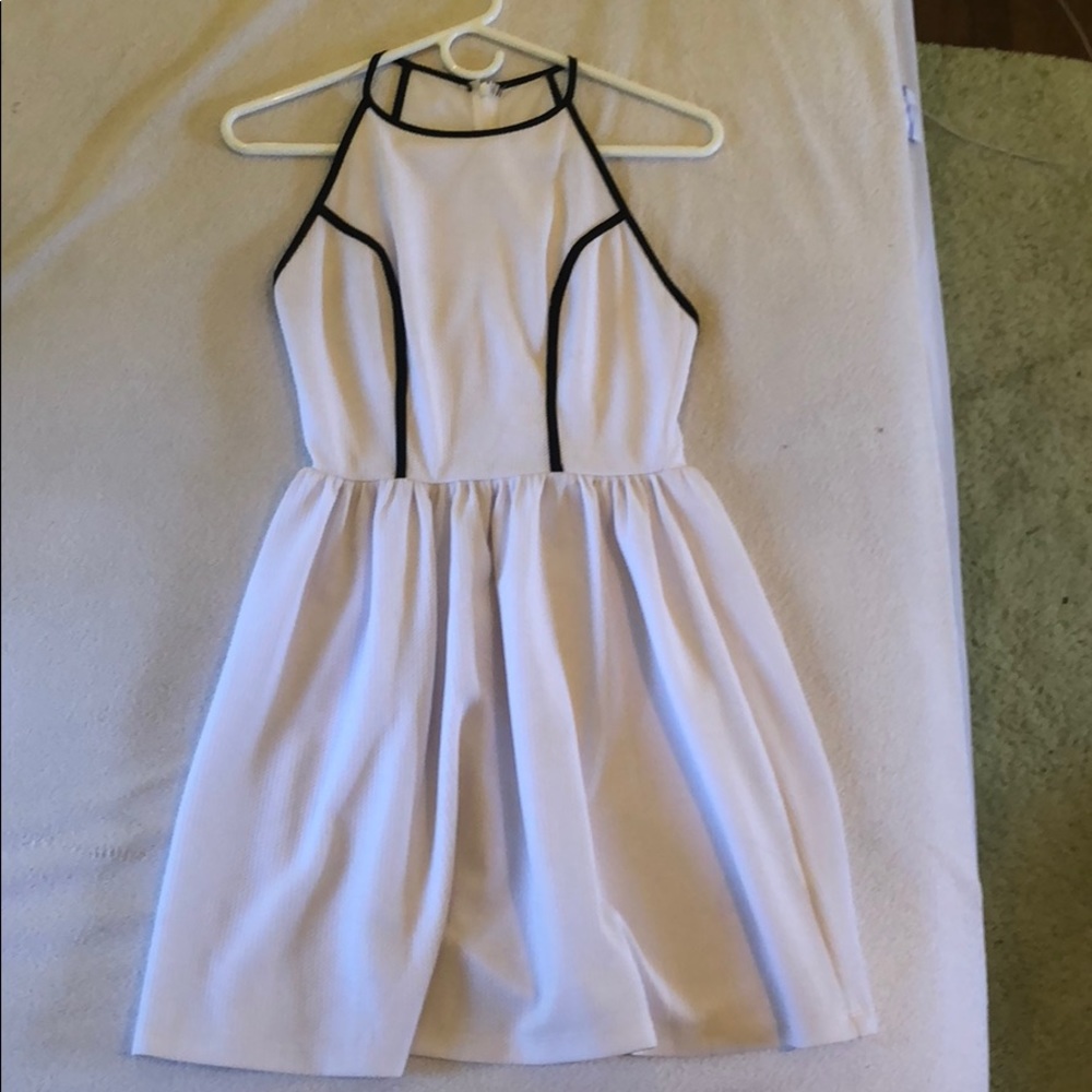 Cute short white dress with black detail